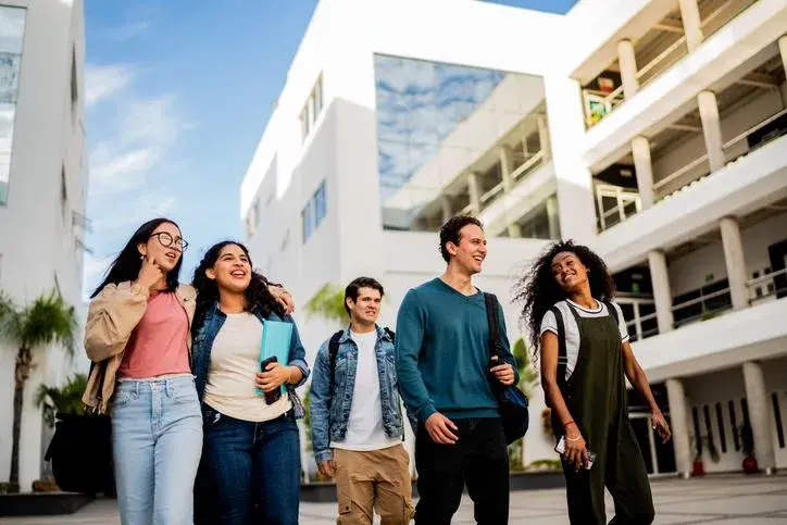 Estudiantes recorriendo el campus